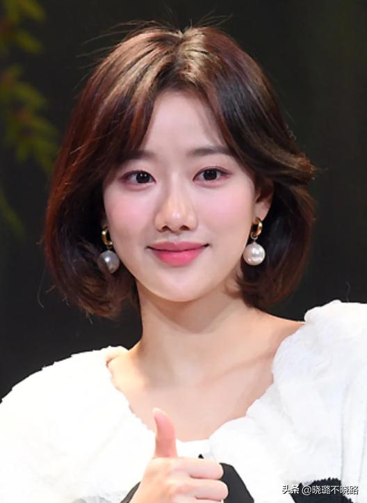 40岁脸大减龄的齐肩烫发,2020年时尚减龄齐肩烫发