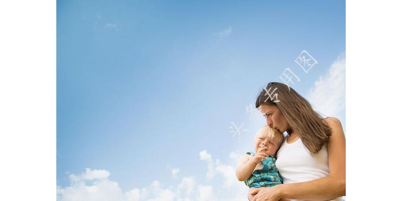 离婚十年，60岁的她拎一包东西上门：东西收下，我照顾你有仨条件