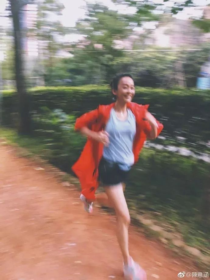 陈意涵活得潇洒自由的元气少女,陈意涵笑着跑的视频
