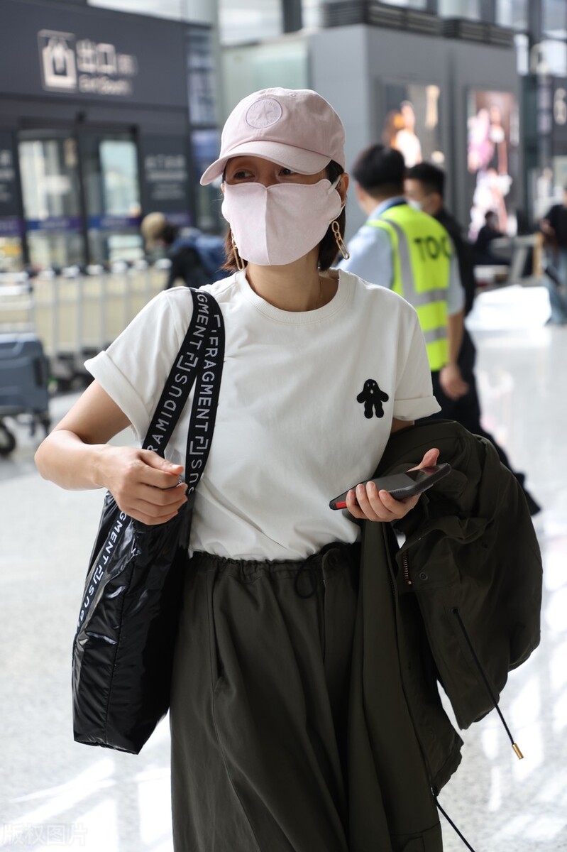 马伊琍最新穿搭羽绒服现身机场,马伊琍短裤现身机场