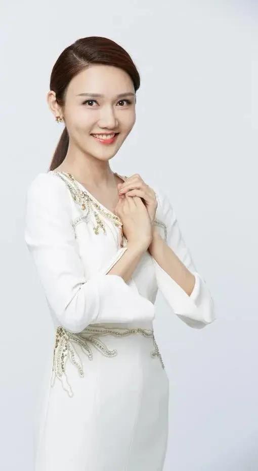 春晚主持人马凡舒和龙洋谁大气,春晚女主持人马凡舒开场合集