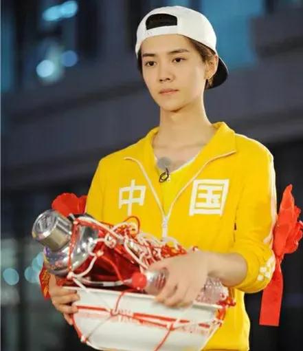 娱乐圈的一股清流鹿晗,鹿晗在最火的时候公布了恋情