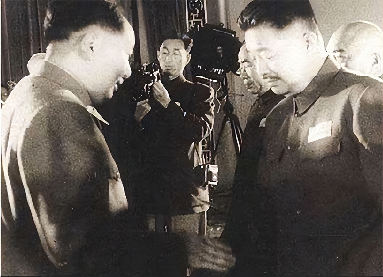 授衔后，*德朱**元帅的军衔编号竟是004，那001是谁？60年后揭开真相