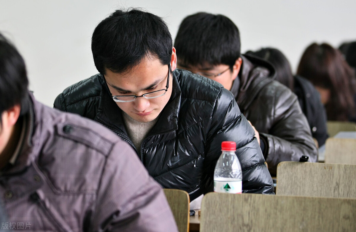 在地方国企和央企之间怎么做抉择,区财政局和乡镇公务员哪个好