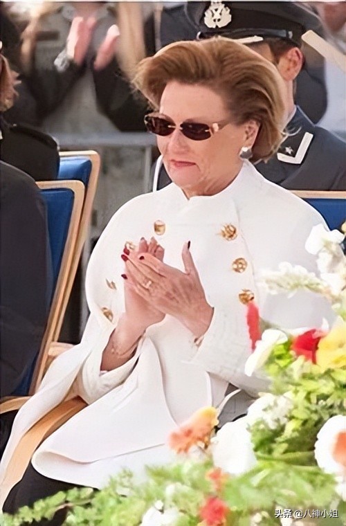 85岁平民王后替夫出席公务，大牌不断，婚姻竟然是欧洲最美满的？