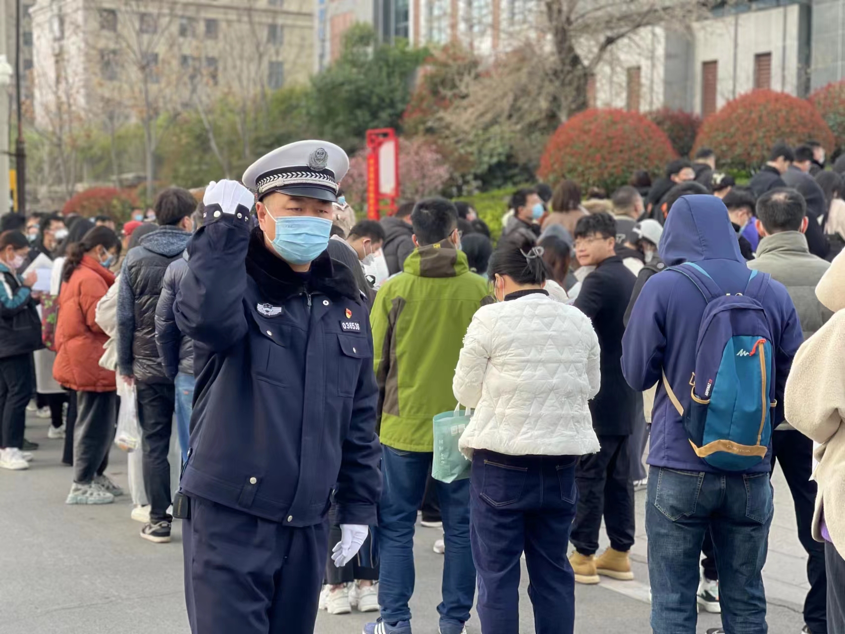 粗心考生遗失准考证交警紧急护送,马虎考生走错考点交警紧急救助