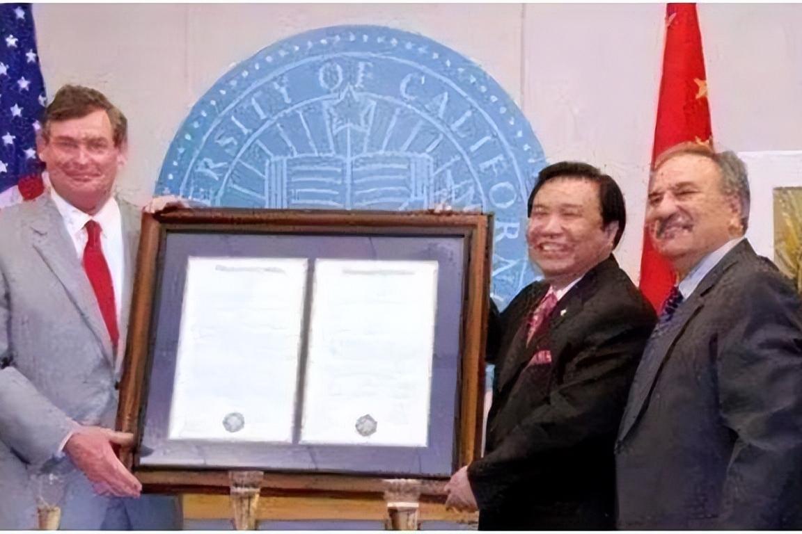 电池大王钟馨稼为美国捐款,钟馨稼做的是什么牌子的电池