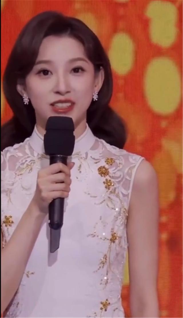 央视一姐马凡舒首曝择偶标准,春晚主持人马凡舒旗袍