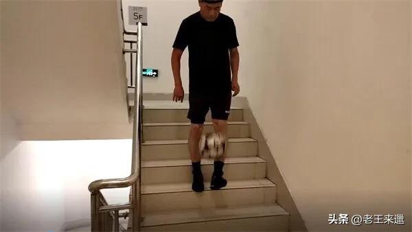 单腿深蹲颠球吉尼斯纪录,周道华60分钟颠球视频