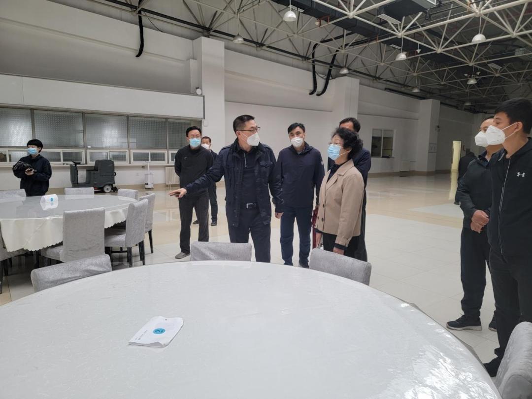 县长王桂冰暗访检查疫情防控工作,调研雪场安全生产疫情防控