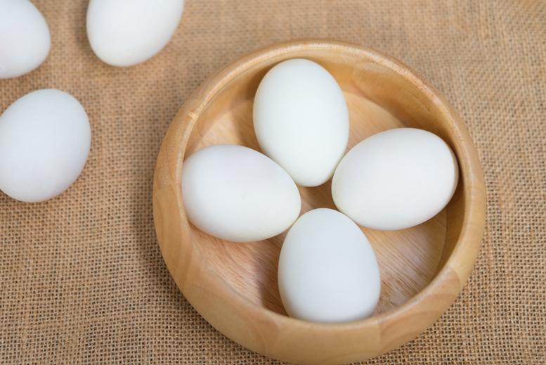 盐水腌咸鸭蛋的正确方法,不用泥巴快速腌咸鸭蛋的做法