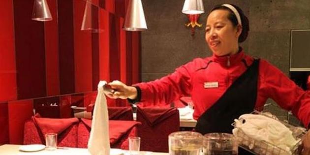 一个女孩从服务员到月入2万,从一个服务员到现在身价百万的她