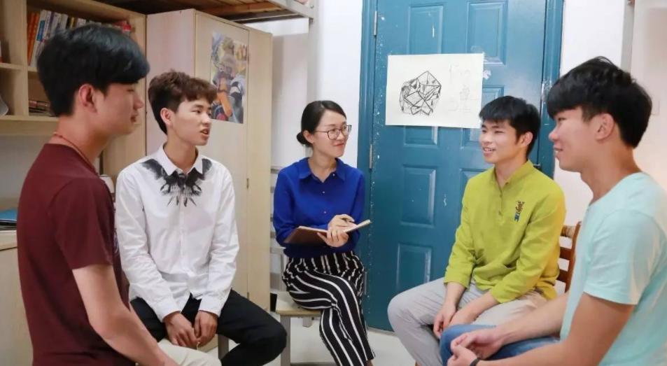 学习还分时间吗？女大学生半夜学习不让关灯，室友好言相劝反被怼