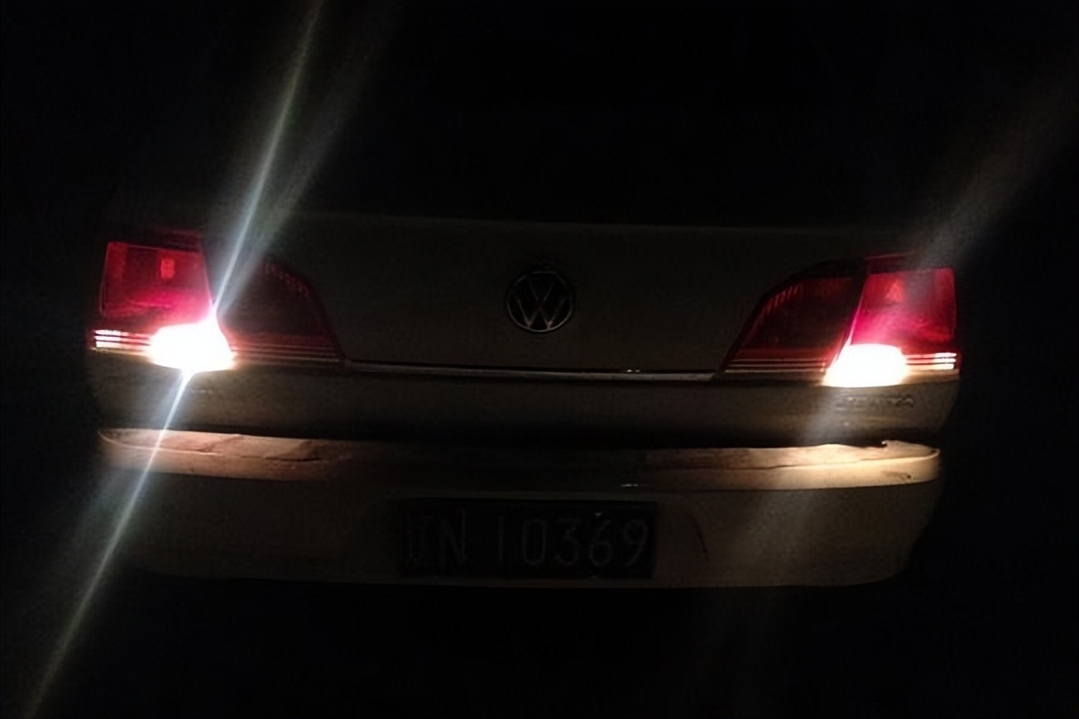 汽车倒车灯线路坏了怎么查,汽车的倒车灯为什么老是坏