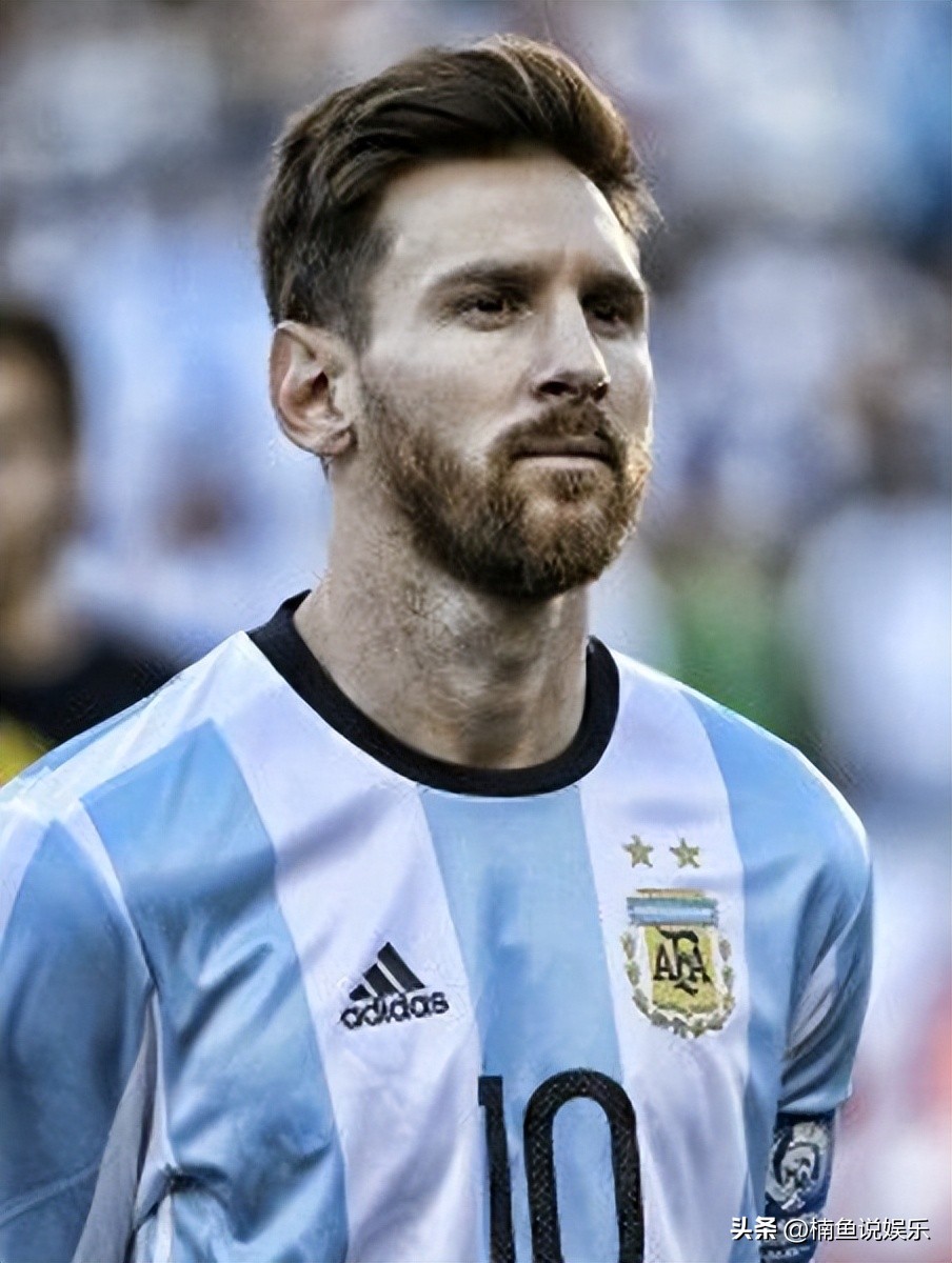 梅西单手高举世界杯奖杯,阿sa签名照片