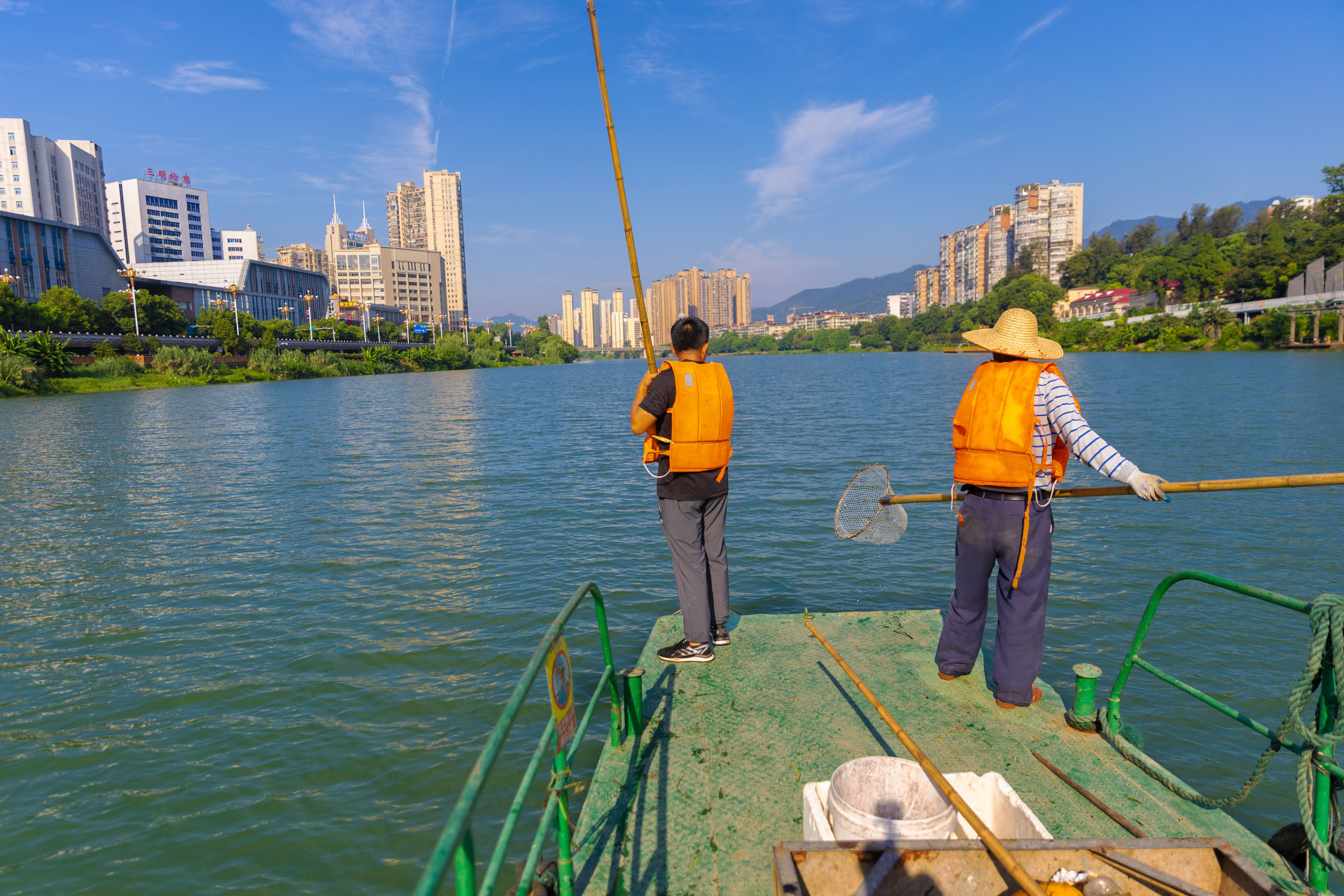 三元：烈日下的沙溪河“清道夫”汗水浸透衣衫，守护“一汪碧水”
