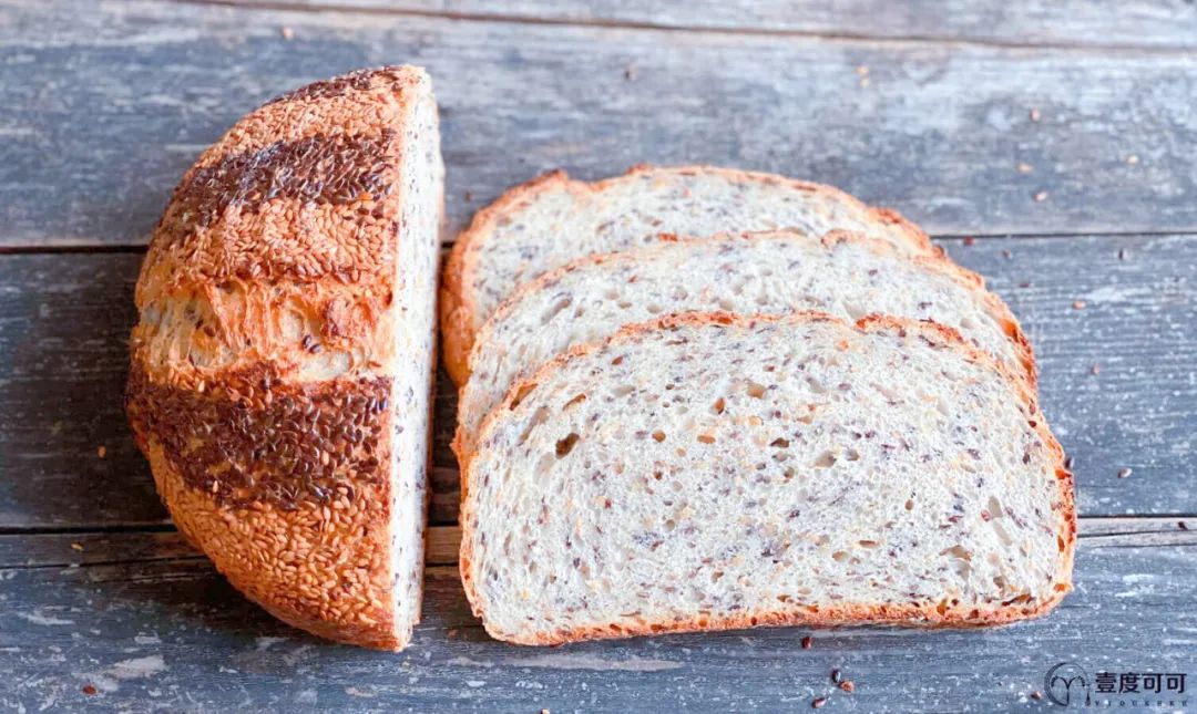 当亚麻籽遇上酪乳|一个丰盛可口的面包，含有许多健康的成分