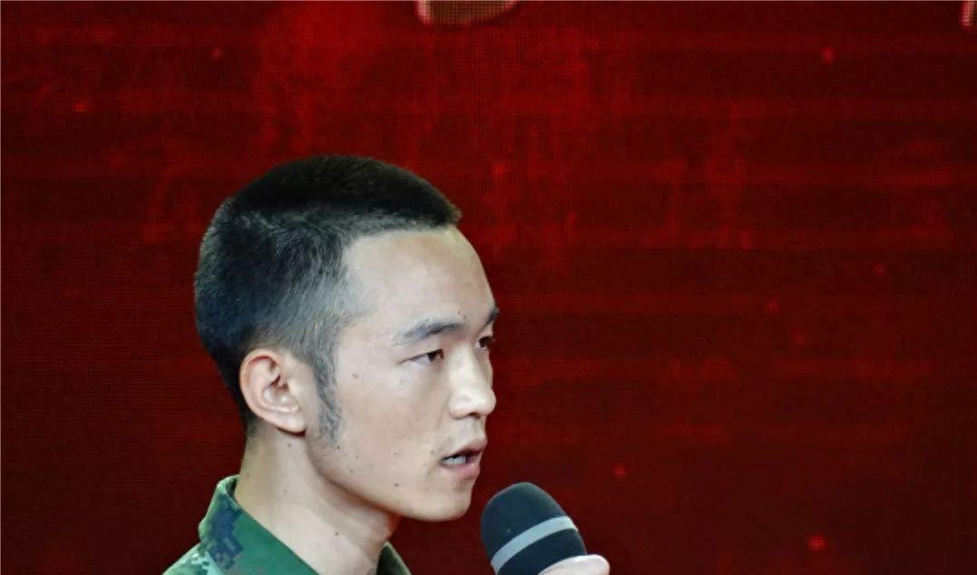 卫国勇士张豪和歹徒搏斗的短视频,边防武警战士张豪身中13枪