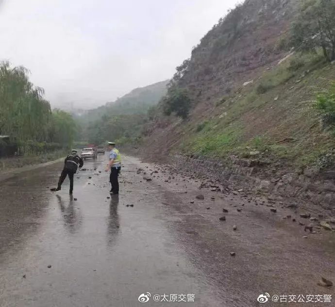 太原交警：窗外下着雨，我在守护你