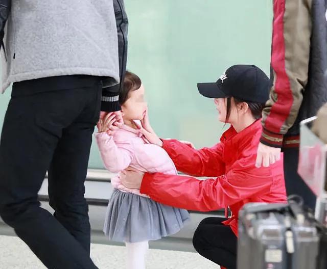 杨幂赴香港看望小糯米,刘恺威和杨幂带小糯米走机场