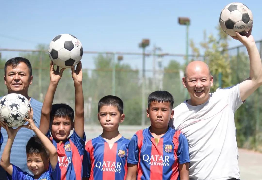 用足球该怎么踢高球,业余人怎么才能踢足球比赛