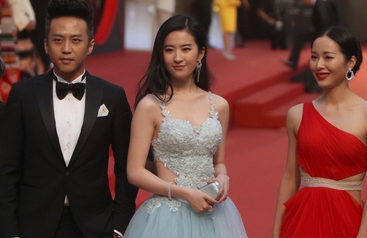 吴宣仪关晓彤玫红色礼服,关晓彤吴宣仪穿衣