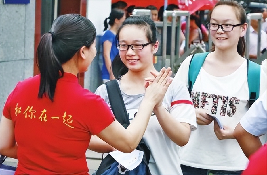 汉语言新闻学哪个专业更吃香,新闻专业是汉语言文学相关专业嘛