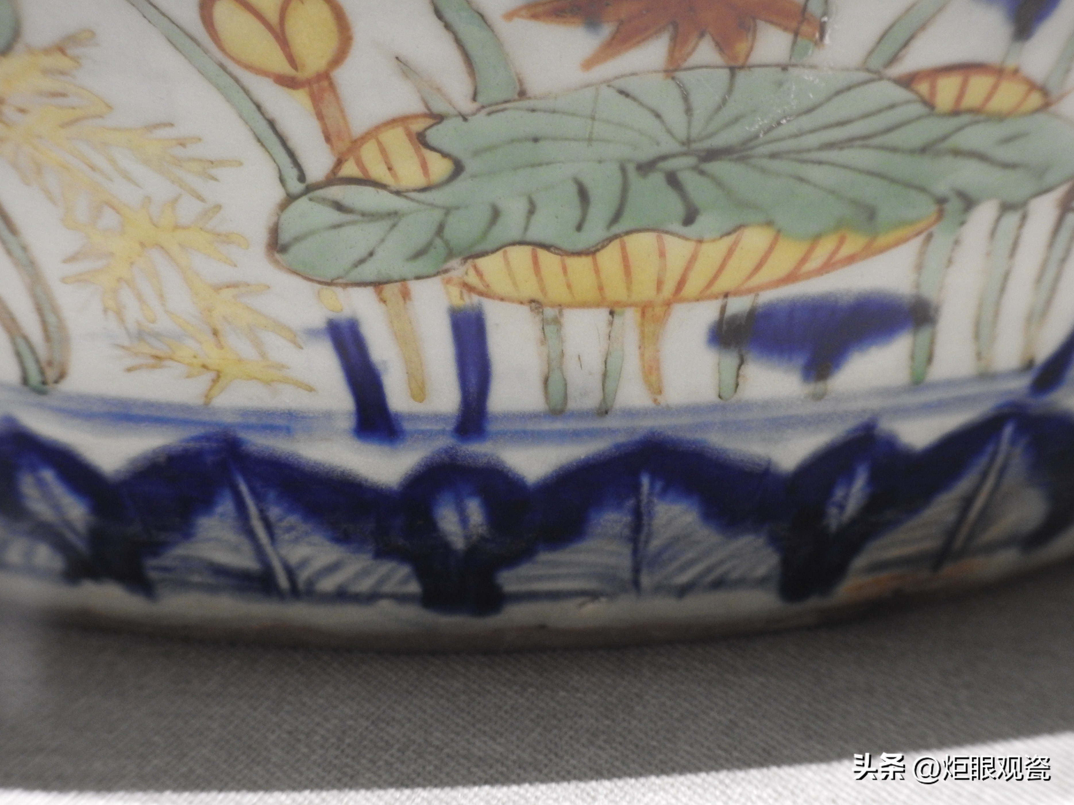 鱼乐其中——细观嘉靖五彩鱼藻纹罐的黄上红、翡翠绿、回石青