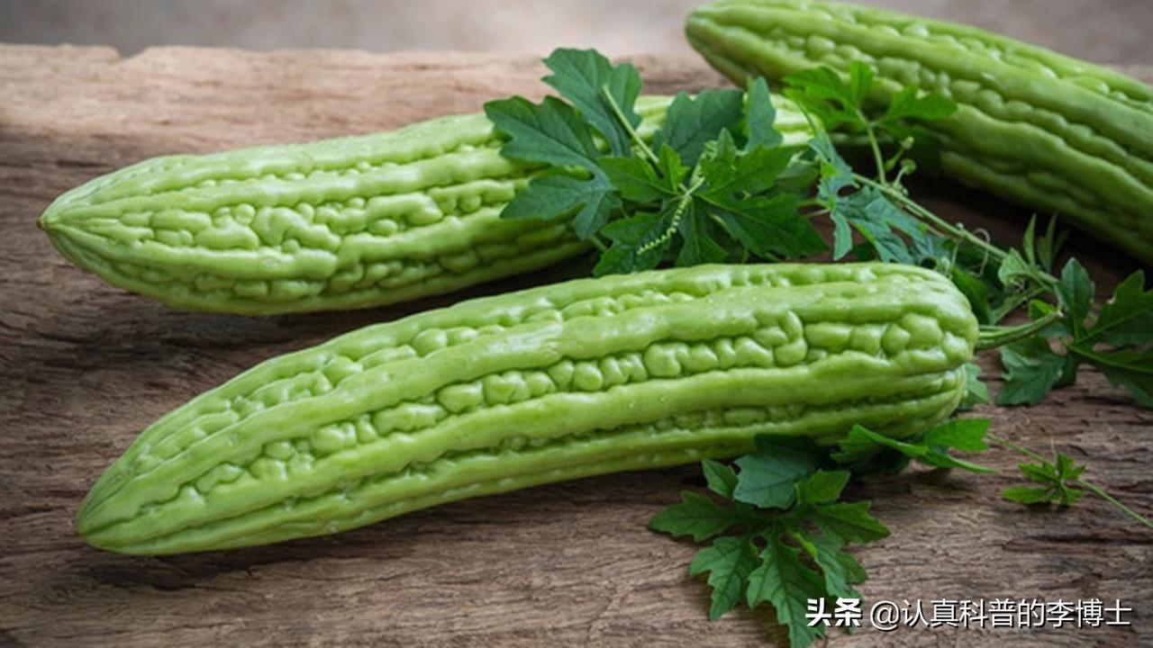 50岁左右饮多少水更为健康,50岁后想防病切记这5种水喝不得