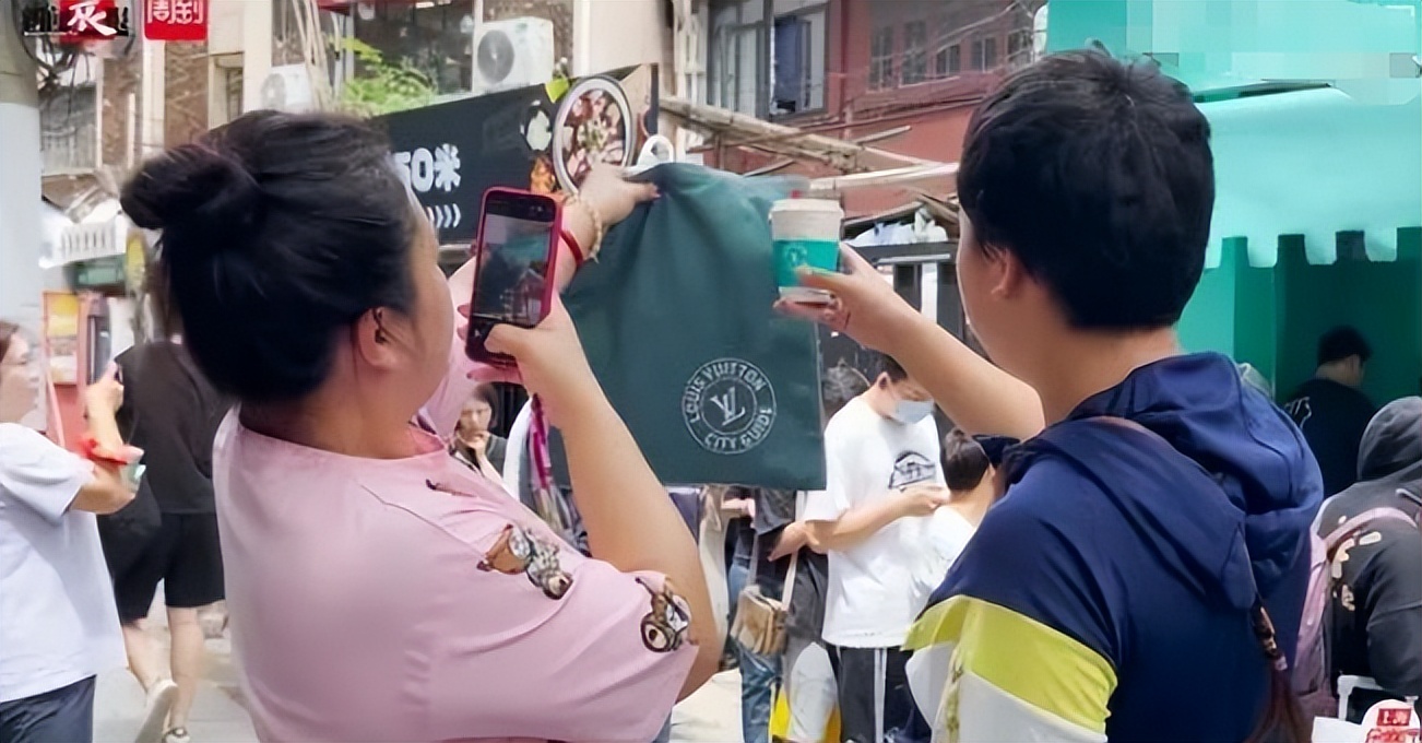 网友批高价炒lv帆布袋又蠢又虚荣,网友批高价炒lv帆布袋