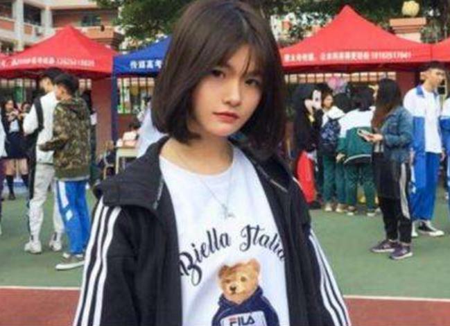 校园女生能让男生心动的行为,大学操场上女生向男生表白