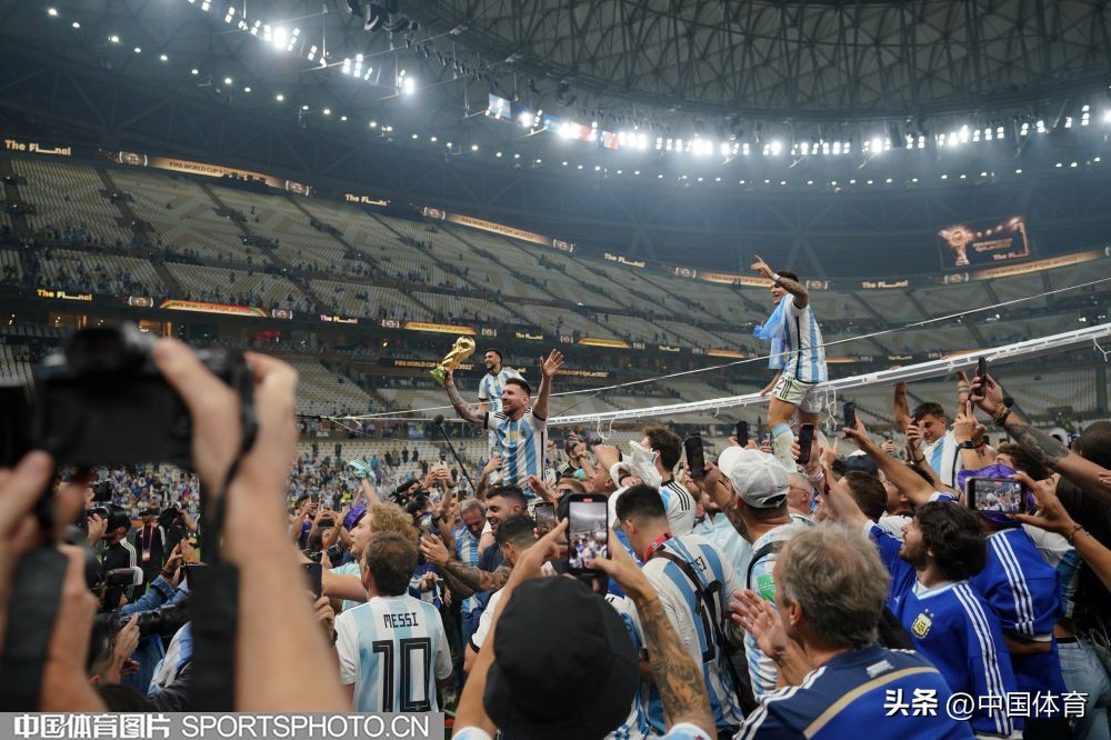卡塔尔世界杯阿根廷捧起大力神杯,卡塔尔世界杯阿根廷大力神杯