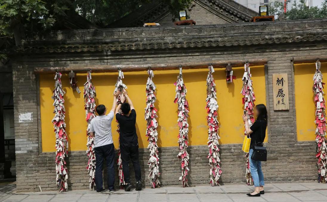 中学老师带学生家长给文具开光,老师带家长找大师给学生文具开光