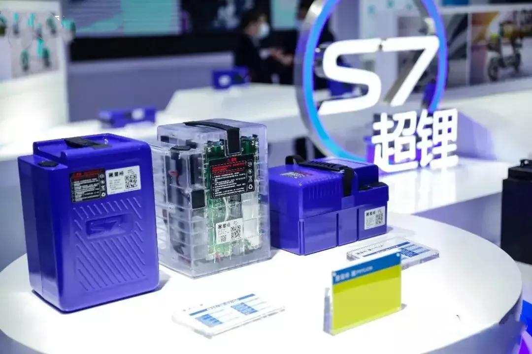 锂电池和铅酸电池冬天哪个续航长,同等容量的铅酸电池和锂电池续航