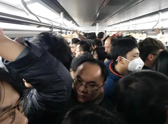 地铁遇到熟悉的“狼”,小小说