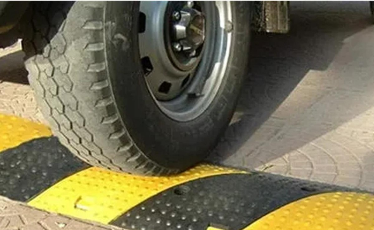 怎样过减速带视频,怎样过减速带才不伤车