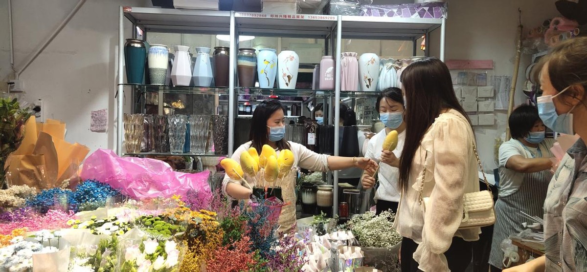 “5·20”鲜花市场:钢丝球花束、香烟花束演绎“来自郑州的浪漫”