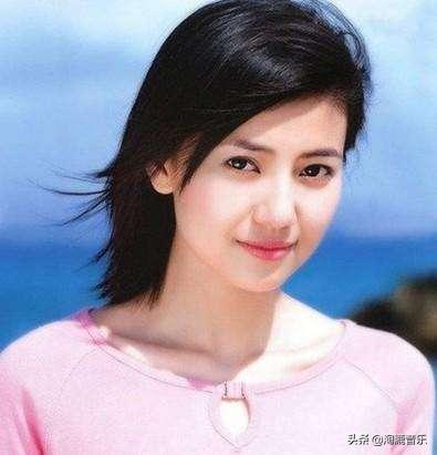 她曾经爆红的时候却选择了隐退,她淡出荧幕后嫁外国丈夫