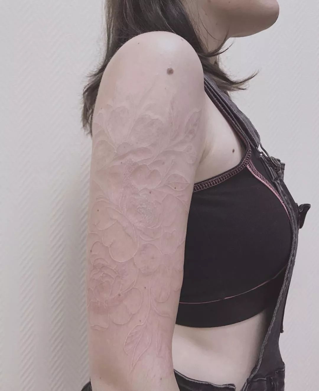 鸽子血纹身真的隐形么,隐形纹身花纹