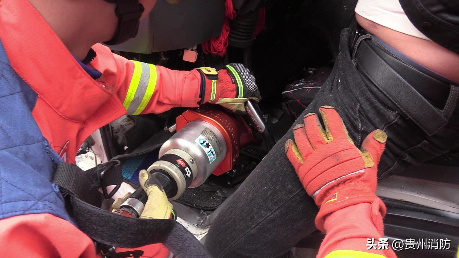 货车追尾致司机被困消防成功救援,高速货车追尾消防紧急救援视频