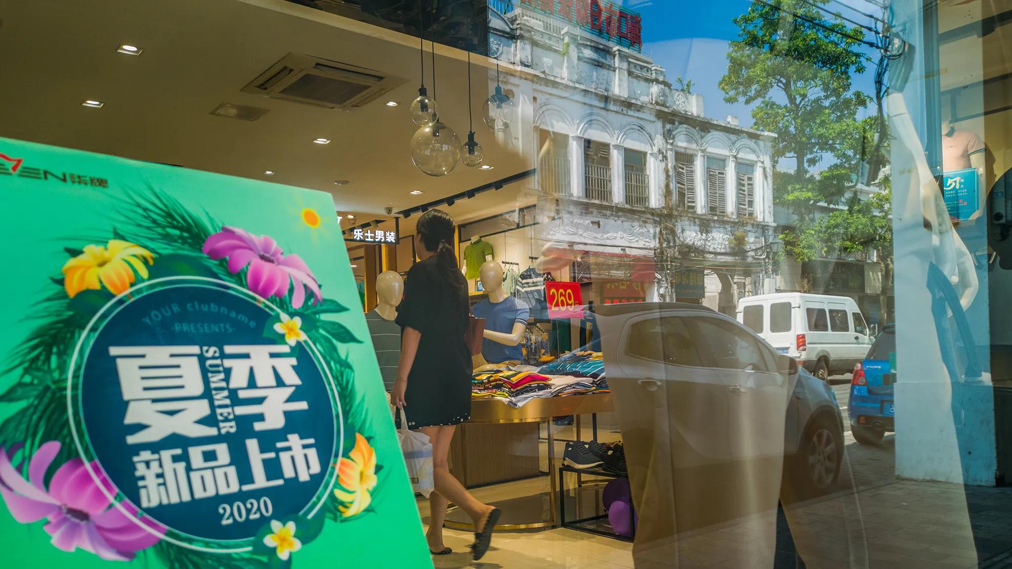 老巷的橱窗,橱窗里的街景