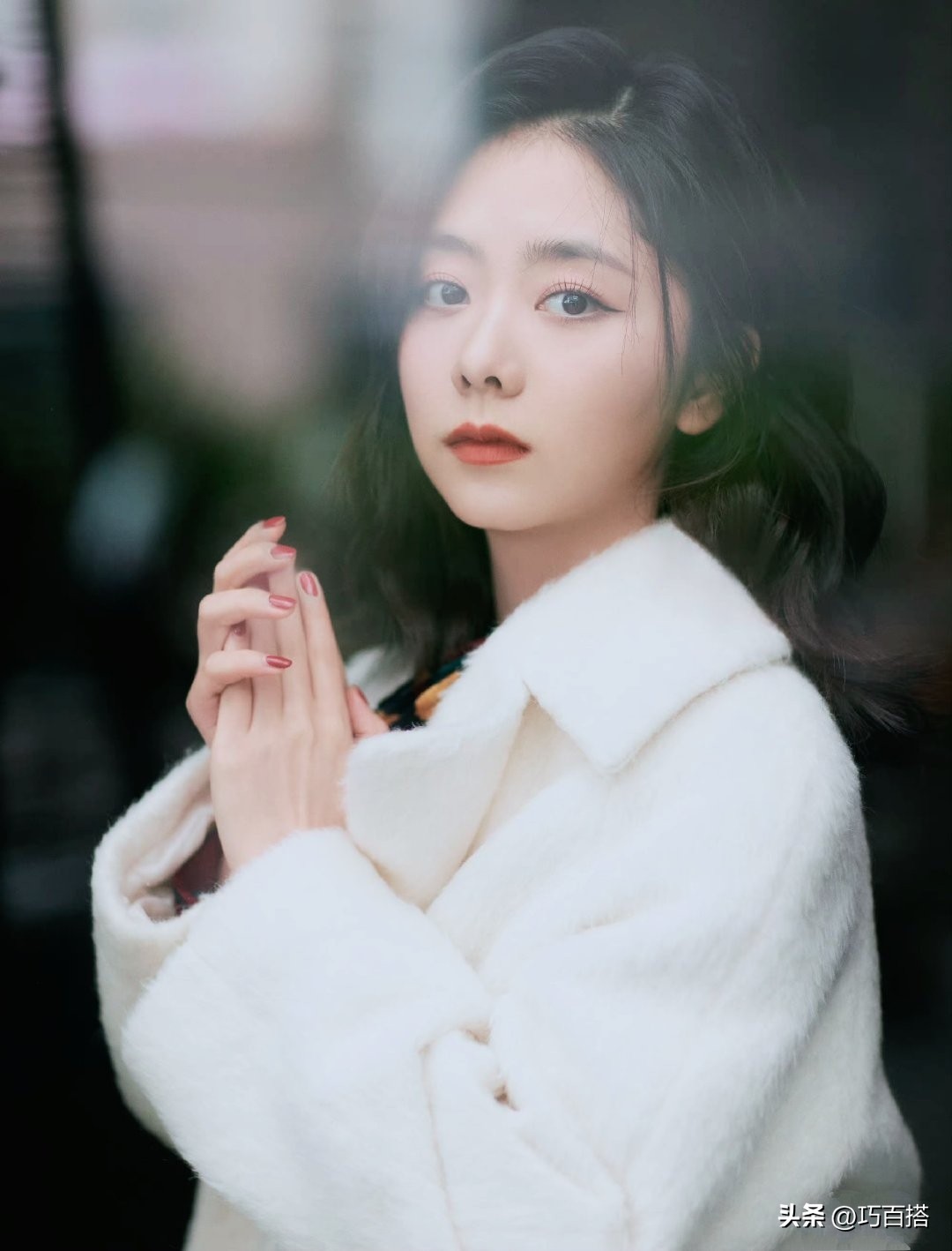 谭松韵印花衬衣搭波浪发摩登复古,谭松韵的衣服搭配春季