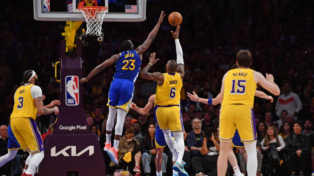 真碰到专业！勇士最后一攻正是汉姆“成名”战术，浓眉防空气成功