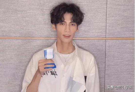 9位瘦成纸片人的男星,骨瘦如柴的皮包骨男明星