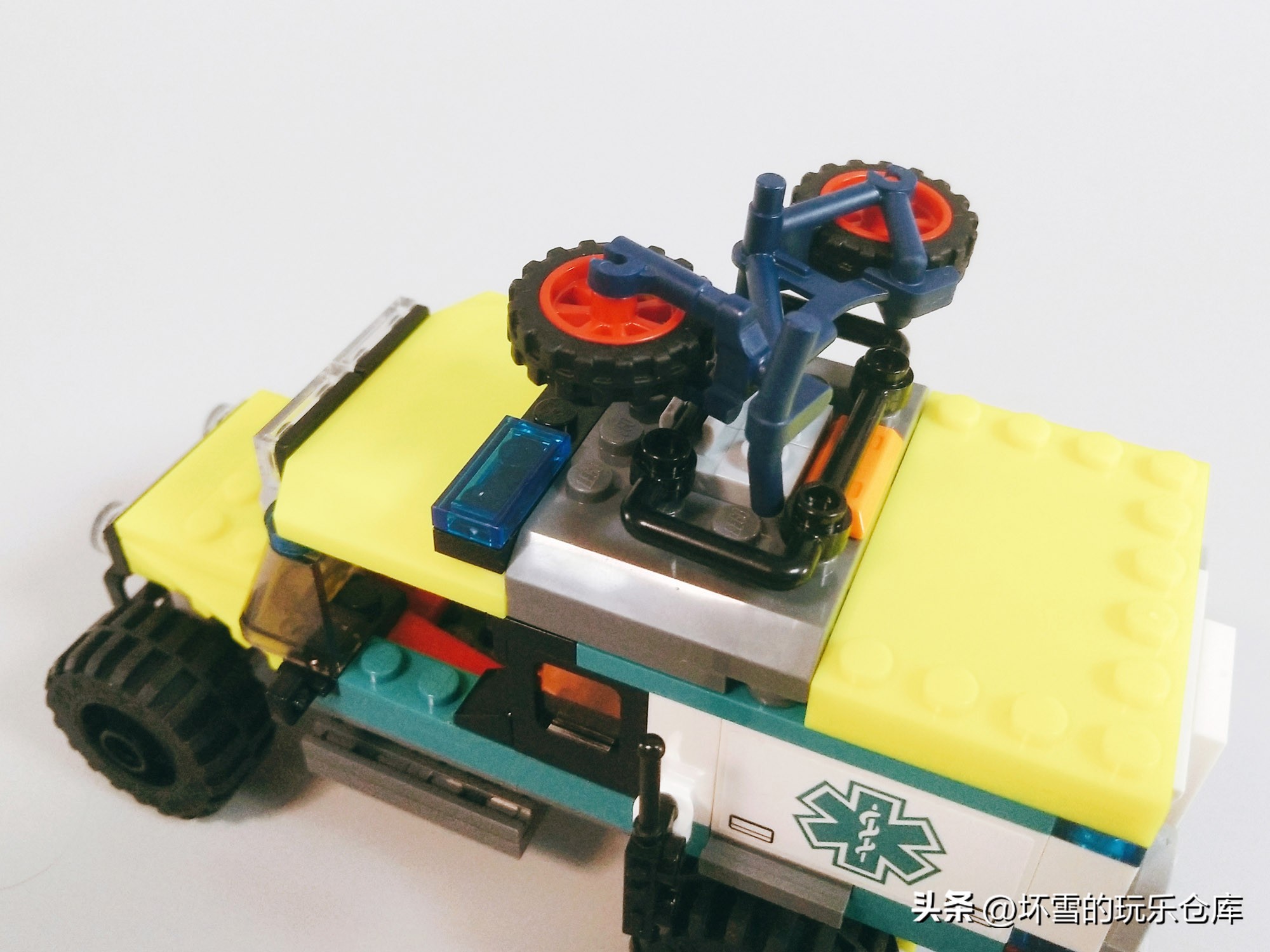 乐高赠品零件分哪盒,乐高赠品救护车