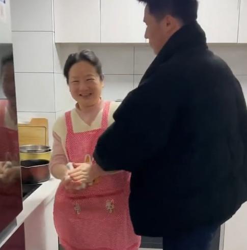 丈母娘帮女婿洗衣服完整视频,丈母娘洗掉油渍