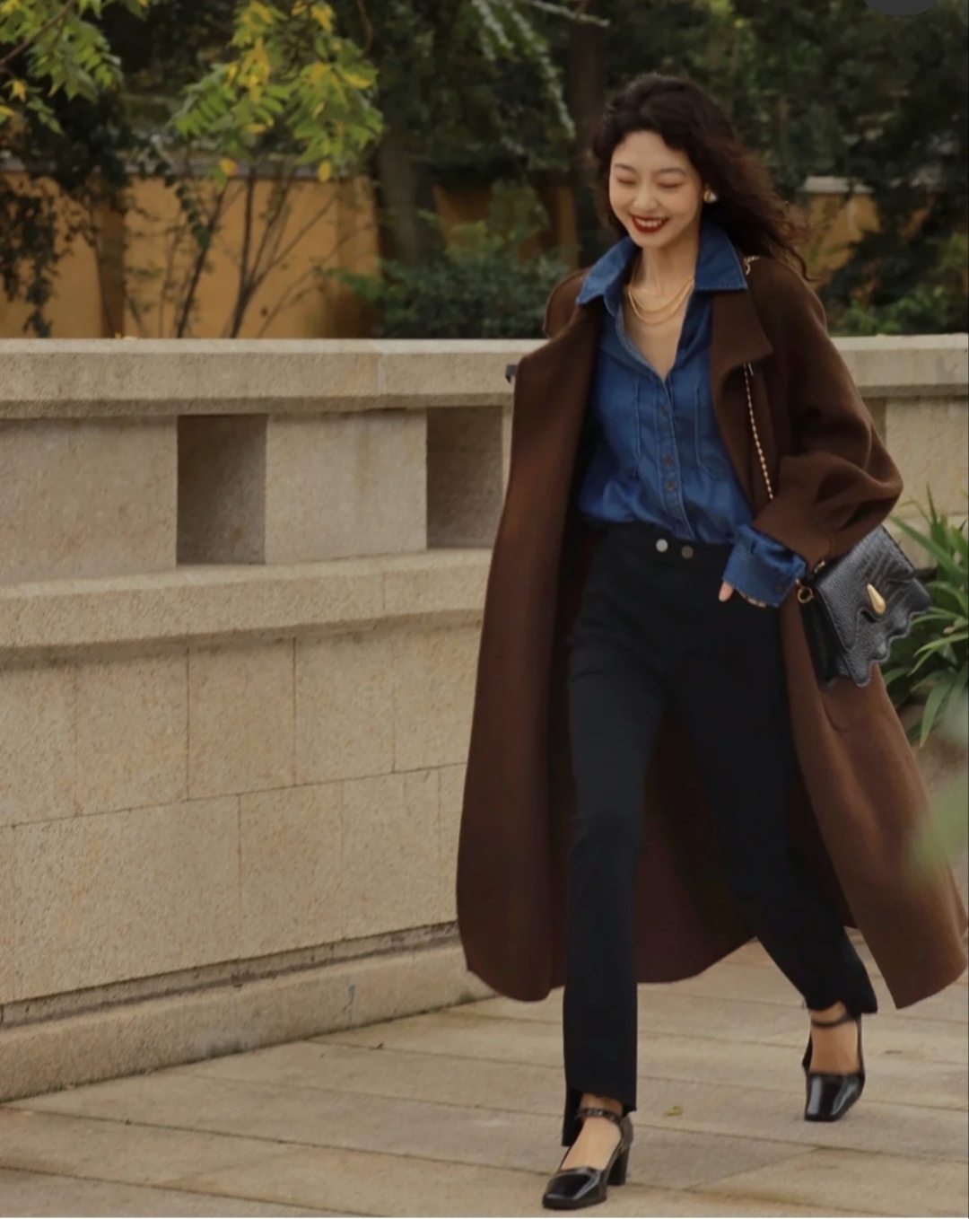 棕色的鞋子棕色大衣怎么搭配衣服,棕色大衣的穿搭技巧