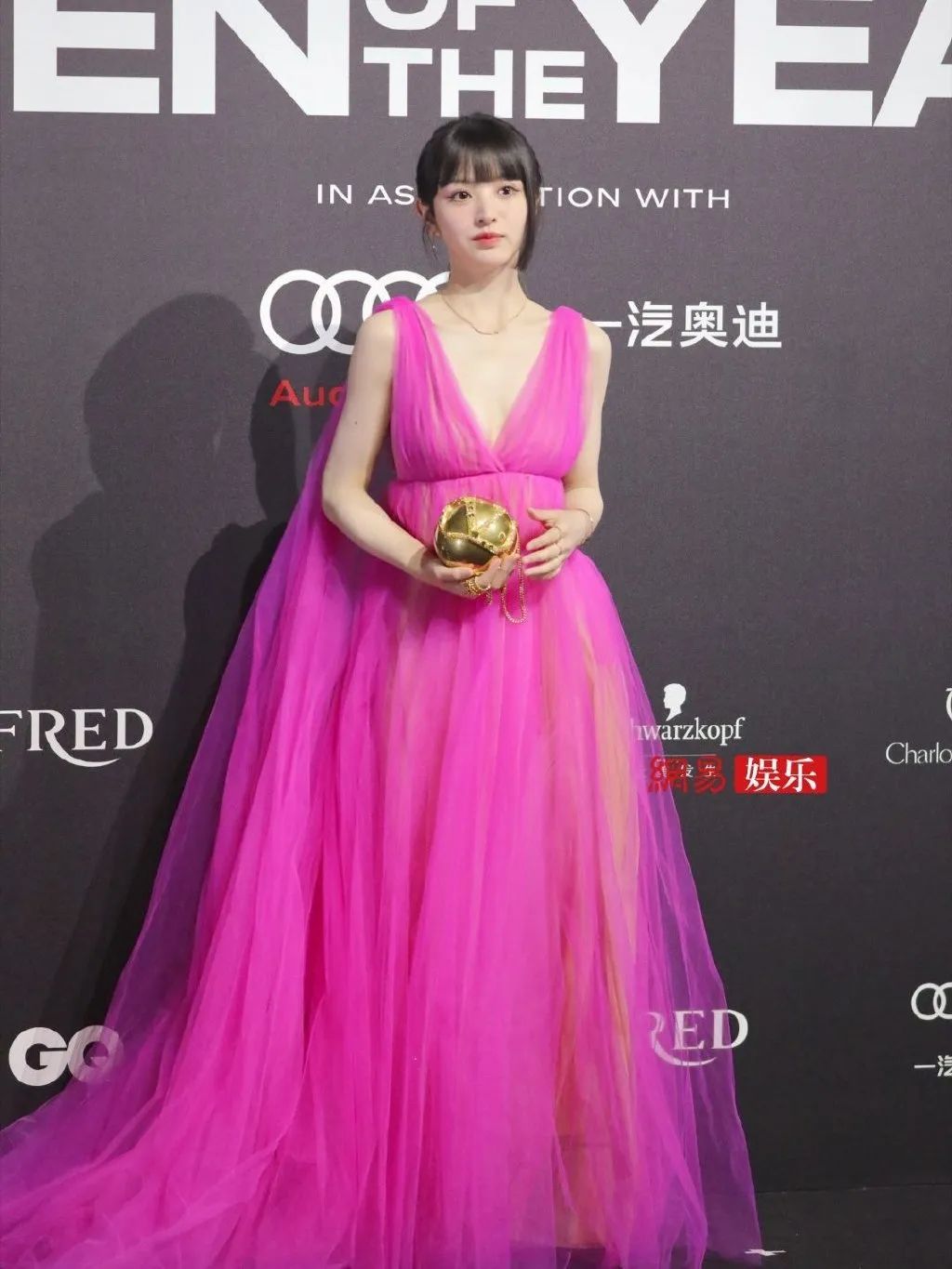 张嘉倪黑裙和网红同框,张嘉倪风波后首晒美照