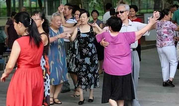 鎯婁汉涓惧姩,鎯婁汉涓惧姩鐭ヤ箮