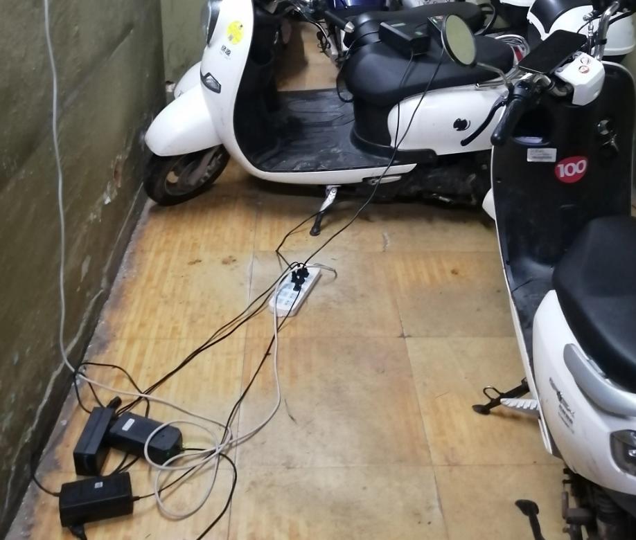 电瓶加了修复液充电鼓包怎么回事,电车电池胀了鼓包了还能充电吗